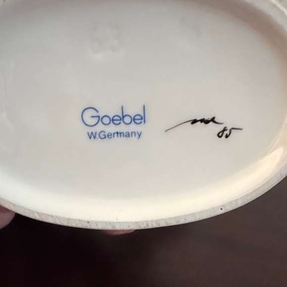 Hummel Figurine - Picture 3 of 11